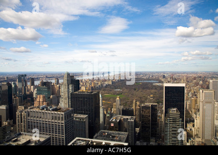 Vista nord dalla parte superiore del Centro Rockfeller Center building Top della roccia verso Central Park Manhattan New York City Foto Stock