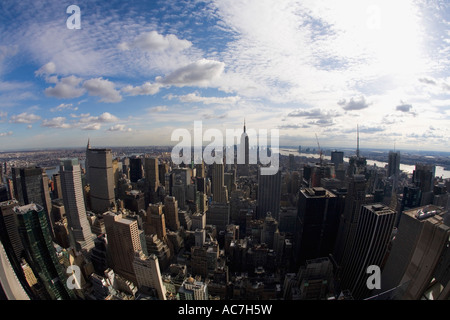 Vista verso sud dalla cima del Centro Rockfeller Center building Empire State building Manhattan New York City Stati Uniti Foto Stock