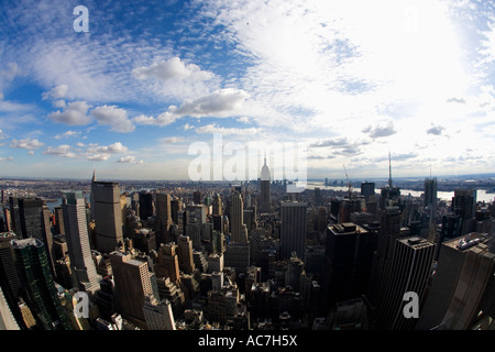 Vista verso sud dal Centro Rockfeller Center building Top della roccia verso l'Empire State Building e il centro di New York New York STATI UNITI D'AMERICA Foto Stock