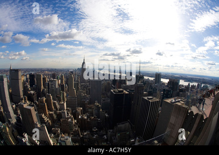 Vista verso sud dalla cima del Centro Rockfeller Center building Top della roccia verso l'Empire State Building e il centro cittadino di NY Foto Stock