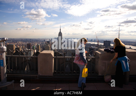 Vista verso sud dalla cima del Centro Rockfeller Center building Top della roccia verso l'Empire State Building e il centro cittadino di NY Foto Stock