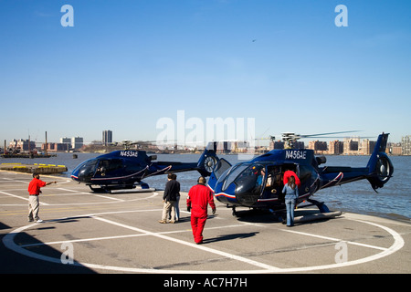 New York City di Manhattan e del fiume Hudson Liberty Helicopters su elipad in sole di primavera sole per voli panoramici New York City Foto Stock