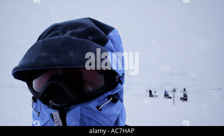 Un Arctic explorer con huskies in background Foto Stock