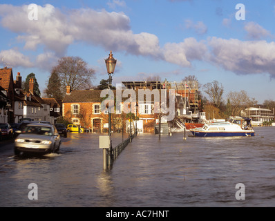 Auto in strada allagata da gonfio Fiume Tamigi Henley on Thames Oxfordshire England Regno Unito Foto Stock