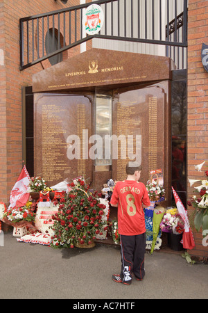 Giovani fan Liverpool memoriale per gli appassionati che morì a Hillsborough Liverpool Calcio Anfield Liverpool Merseyside England Foto Stock