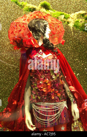 Profilo laterale di Little Red Riding Hood manichino in magazzini Harrods favola di Natale la finestra di visualizzazione Londra Regno Unito 2004 Foto Stock