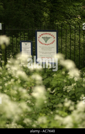 Kew Riverside park sulla banca del fiume Tamigi Londra Foto Stock