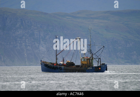 Scaloppina barca di dragaggio operanti nel Firth of Lorne SAC off Scotlands West Coast Foto Stock