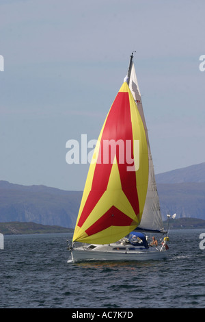 Yacht nel Firth of Lorne SAC off Scotlands West Coast Foto Stock