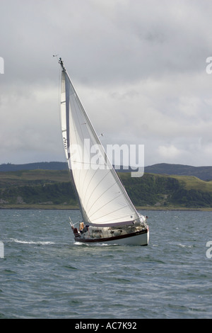 Yacht nel Firth of Lorne SAC off Scotlands West Coast. Questo yacht si appoggia nel vento come si negozia il Firth of Lorn. Foto Stock