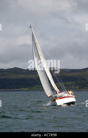 Yacht nel Firth of Lorne SAC off Scotlands West Coast. Questo yacht si appoggia nel vento come si negozia il Firth of Lorn. Foto Stock