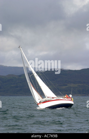 Yacht nel Firth of Lorne SAC off Scotlands West Coast. Questo yacht si appoggia nel vento come si negozia il Firth of Lorn. Foto Stock