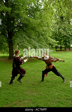 Combattimenti di spada in tipico medioevo costume in un giardino in Prague CZ Foto Stock