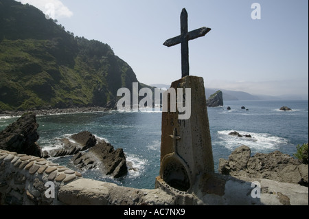 Croce di ferro arrugginito da esposizione agli elementi, eremo di San Juan de Gaztelugatxe, Pais Vasco (paese basco) Spagna Spain Foto Stock