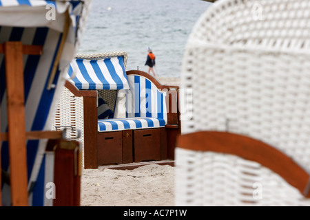 Tipico sedie da spiaggia sono visti a Timmendorfer Strand Foto Stock