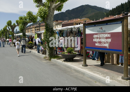 Segno di benvenuto nella lingua basco Euskara, Spagnolo e Inglese a Balmaseda, Pais Vasco (Paese Basco), Spagna, Europa Foto Stock