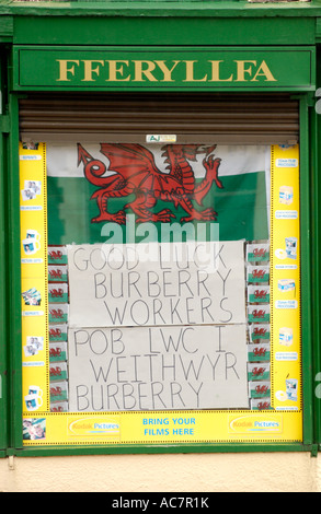 Bilingual BUONA FORTUNA BURBERRY LAVORATORI Treorchy poster Rhondda Valley in farmacia finestra dopo i lavoratori hanno saccheggiato dalla società Foto Stock