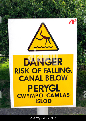 Pericolo rischio di caduta al di sotto del canale inglese bilingue Lingua gallese segnaletica di pericolo sul canal bank in Wales UK Foto Stock