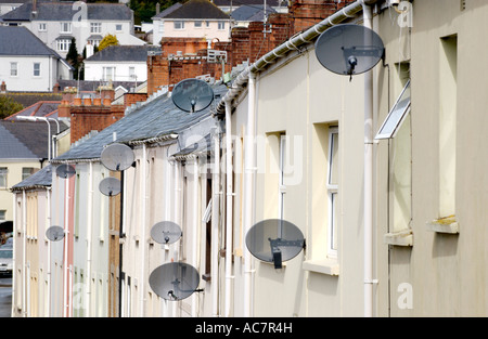 Fila tradizionali villette con antenne paraboliche fissato al frontale esterno REGNO UNITO Foto Stock