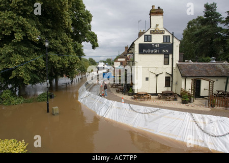 Barriere antiesondazione fuori Plough Inn fooded accanto al fiume Severn in ondata Giugno 27 2007 Upton su Severn Worcs REGNO UNITO Foto Stock