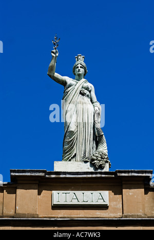 Dettaglio della statua sul tetto della sistemazione di shopping e residenziale del centro italiano nel quartiere mercantile della cittã di Glasgow Scozia Scotland Foto Stock