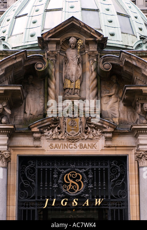 Dettaglio delle sculture ornate sul vecchio rosso edificio in arenaria ora una boutique di moda nel quartiere di Merchant City di Glasgow Scozia Scotland Foto Stock