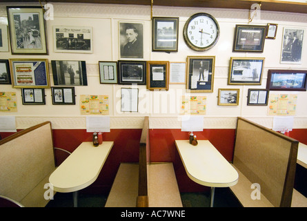 Interno di un vecchio stile e tradizionale negozio di pesce e patatine chiamato Val D Oro nella zona di Tollcross di Glasgow Scozia Foto Stock