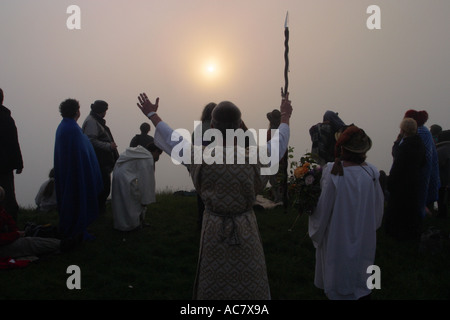 Druid sacerdote saluta Solstizio d'estate sulla sommità di Glastonbury Tor Somerset Inghilterra Foto Stock