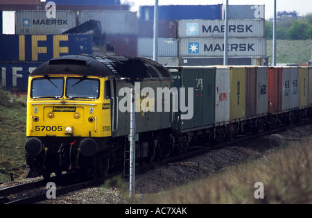 Freightliner treno merci, tirando fuori del Nord del trasporto merci su rotaia terminale, porto di Felixstowe, Suffolk, Regno Unito. Foto Stock