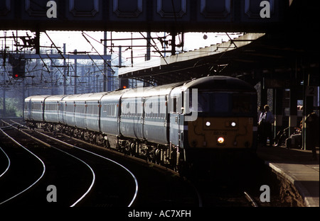 Anglia Ferrovie ora la National Express Inter-City treni passeggeri da Londra a Norwich arrivando a Ipswich, Suffolk, Regno Unito. Foto Stock