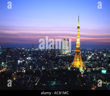 La Tokyo Tower e lo skyline di notte Foto Stock