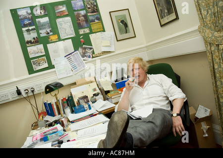 Boris Johnson, conservatori MP per Henley nel suo ufficio di Portcullis House, Londra, Inghilterra Foto Stock