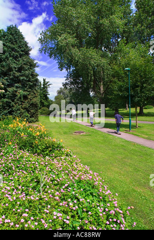 Tre skateboarders paesaggistico parco città Harlow Essex REGNO UNITO Foto Stock