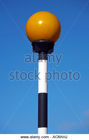 Belisha beacon su un cielo blu chiaro Foto Stock