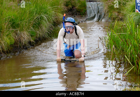 Concorrente nel mondo annuale Mountain Bike Bog Snorkelling campionati a Llanwrtyd Wells POWYS REGNO UNITO Foto Stock