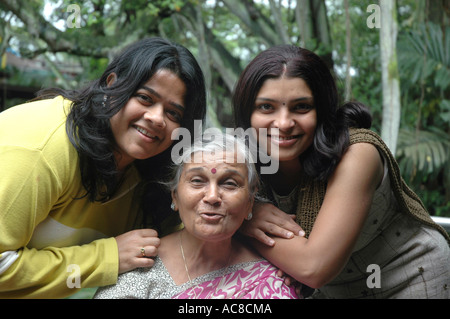 La SMA79126 Indian nonna e nipoti sorridendo felice modello rilasciato Foto Stock