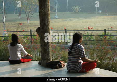 La SMA79129 due donna indiana facendo Yoga nel giardino di Pune India Maharashtra Foto Stock