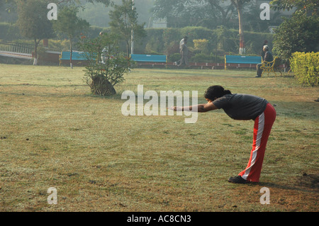 La SMA79130 Una donna indiana fare esercizio nel giardino di Pune India Maharashtra Foto Stock