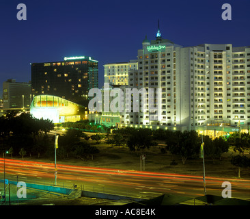 Holiday Inn Hotel vicino al lungomare, che mostra la nuova convenzione internazionale venue Cape Town, Western Cape; Sud Africa Foto Stock