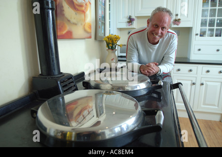 Lo chef TV John Burton Race raffigurata nella sua casa Wyses Englebourne vicino a Totnes Devon meridionale Foto Stock