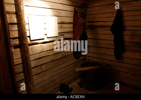 Ricreazione di una capanna di gulag nel museo di occupazione in Riga, Lettonia Foto Stock