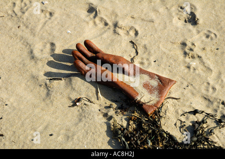 Un guanto scartato sulla spiaggia di sabbia di campanatura Segala East Sussex England Foto Stock