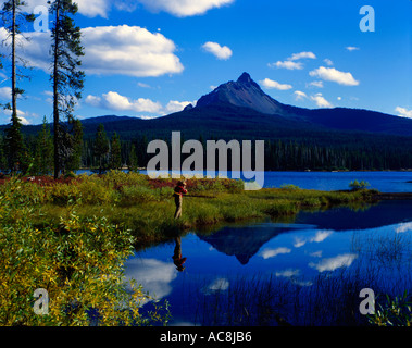 Mount Washington torreggia sopra Lago Grande dove un pescatore getta per la pesca alla trota sulla cresta della Catena della Cascade in Oregon Foto Stock