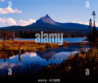 Mount Washington torreggia sopra Lago Grande dove un pescatore getta per la pesca alla trota sulla cresta della Catena della Cascade in Oregon Foto Stock