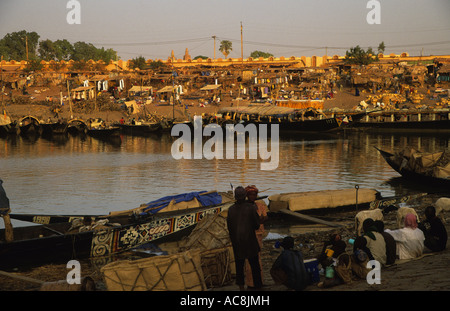 Il trafficato porto della città mercato di Mopti al crepuscolo, Mali, Africa occidentale Foto Stock