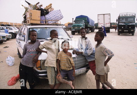 I bambini dalla modalità locale di trasporto, un 'taxi brousse' alla Gare routiere, Nouakchott, Mauritania, Africa occidentale Foto Stock