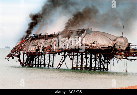 Il Molo Ovest di Brighton sul fuoco dopo un incendio doloso. Foto Stock