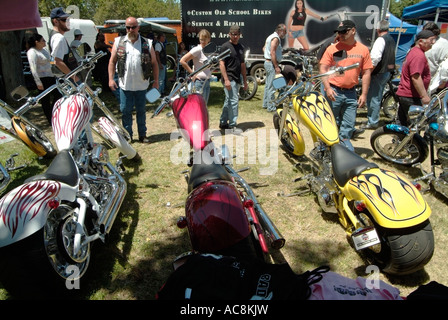 Bikers guardando a Bad Pig custom Choppers in vendita. Foto di Chuck Nacke Foto Stock