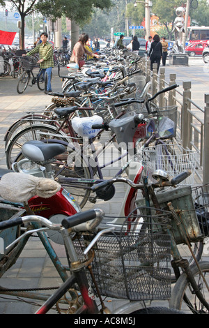 Una fila di biciclette parcheggiate a Beijing in Cina Foto Stock