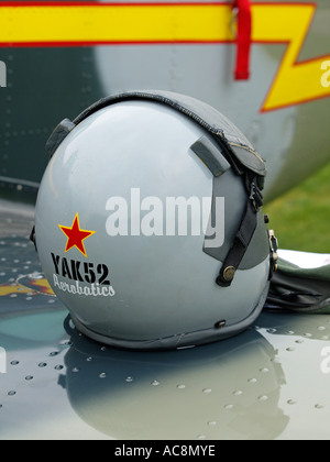 Yakovlev Yak 52 piloti di acrobazia casco seduto su Yak 52 ala Foto Stock